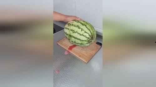 太热吃瓜,清凉一夏的消暑秘籍-第2张图片-网曝911黑料热点事件 太热吃瓜,清凉一夏的消暑秘籍-第2张图片-网曝911黑料热点事件