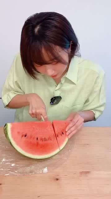 日本女人吃瓜,瓜界新宠，品味生活新风尚-第1张图片-网曝911黑料热点事件