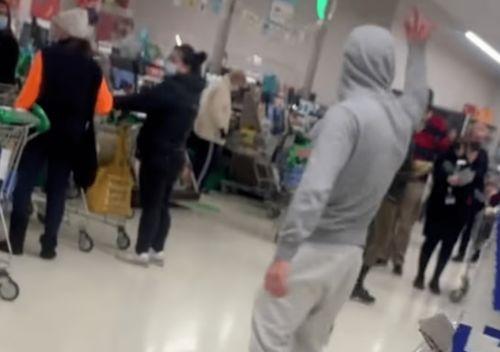 男子扒窗户吃瓜视频,这瓜吃出“新境界”-第3张图片-网曝911黑料热点事件