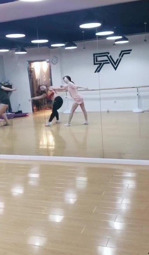 跳舞的吃瓜,一场别开生面的舞蹈盛宴-第3张图片-网曝911黑料热点事件 跳舞的吃瓜,一场别开生面的舞蹈盛宴-第3张图片-网曝911黑料热点事件