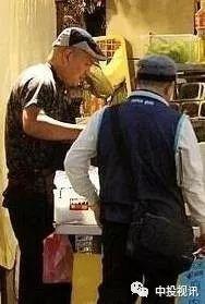 摆地摊猜拳吃瓜-第1张图片-网曝911黑料热点事件