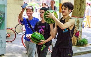 网络吃瓜大学,大学生群体的社交新趋势-第3张图片-网曝911黑料热点事件 网络吃瓜大学,大学生群体的社交新趋势-第3张图片-网曝911黑料热点事件